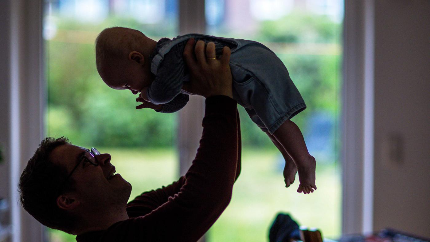 Entwicklung-mit-Wendepunkten-Kindheit-bis-Alter-Gehirnstruktur-durchl-uft-f-nf-Phasen