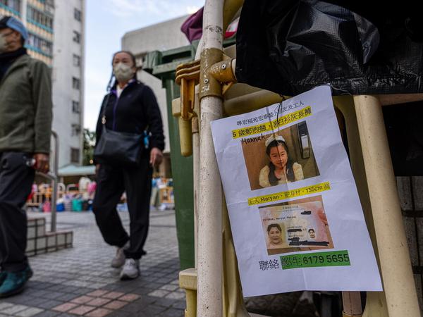 28.11.2025, Hongkong: Eine Vermisstenanzeige hängt in der Nähe des Brandortes im Wang Fuk Court, einer Wohnsiedlung im Stadtteil Tai Po in den New Territories von Hongkong. Foto: Chan Long Hei/AP/dpa +++ dpa-Bildfunk +++