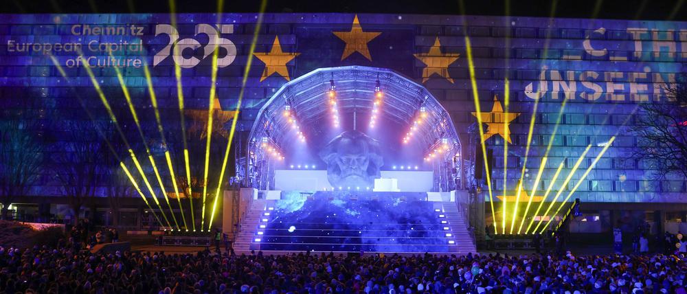 Mit einer großen Show am Karl-Marx-Monument war im Januar das Jahr als Kulturhauptstadt Europas 2025 eröffnet worden (Archivbild)