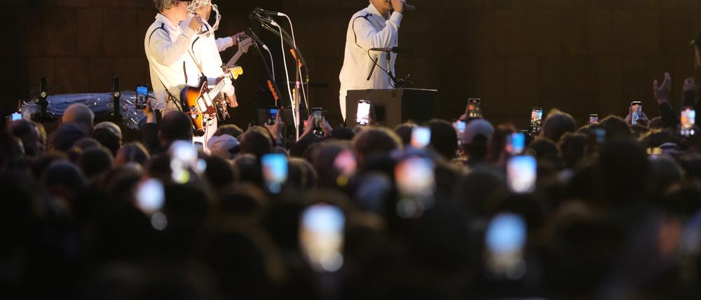 Bei einem Überraschungskonzert in Chemnitz hatte Kraftklub das neue Album „Sterben in Karl-Marx-Stadt“ Ende Mai angekündigt. Nun erscheint es am 28. November. (Archivbild)