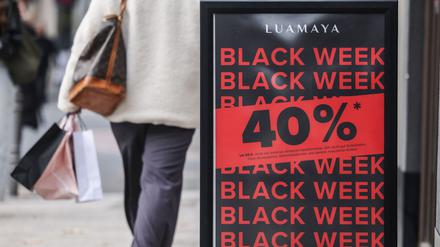 Viele Händler werben im November mit hohen Rabatten.