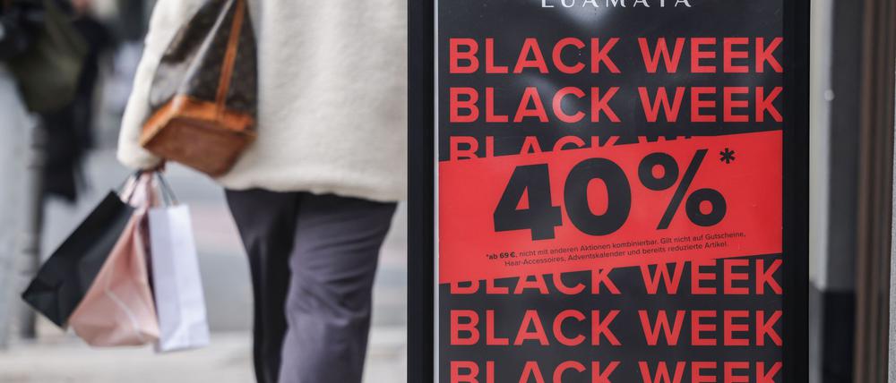 Viele Händler werben im November mit hohen Rabatten.