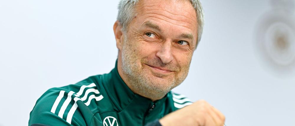 Die deutschen Fußballerinnen und Bundestrainer Christian Wück freuen sich auf die Atmosphäre in Kaiserslautern.