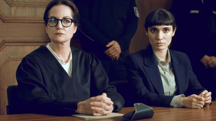 Die Anwältin Annabelle Martinelli (Natalia Wörner, l) verteidigt die Polizistin Layla Rekabi (Maral Keshavarz, r) vor Gericht in einer Szene des Fernsehfilms „Maria hat Angst“ (undatiert). Der Fernsehfilm wird am 28.11.2025 auf Arte ausgestrahlt.