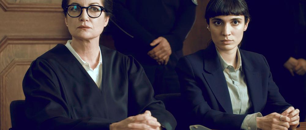 Die Anwältin Annabelle Martinelli (Natalia Wörner, l) verteidigt die Polizistin Layla Rekabi (Maral Keshavarz, r) vor Gericht in einer Szene des Fernsehfilms „Maria hat Angst“ (undatiert). Der Fernsehfilm wird am 28.11.2025 auf Arte ausgestrahlt.