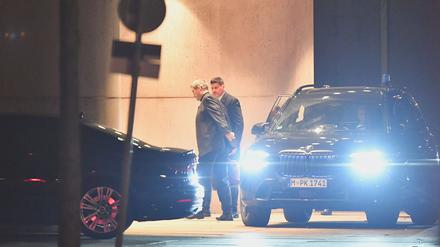 Markus Söder (l, CSU), CSU-Vorsitzender und Ministerpräsident von Bayern, kommt am Donnerstagabend Kanzleramt an. 