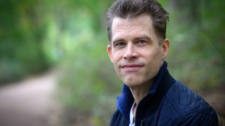 Autor Bas Kast bei einem Spaziergang am Berliner Schlachtensee. 