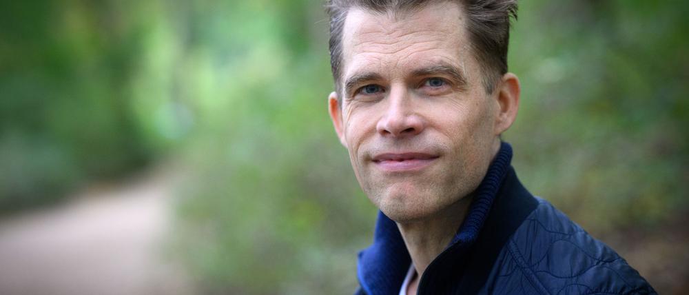 Autor Bas Kast bei einem Spaziergang am Berliner Schlachtensee.