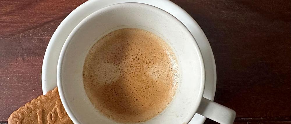 Total 2025: Frischer Kaffee und dazu ein kleiner Keks, ein Karamellkeks. (Archivbild)