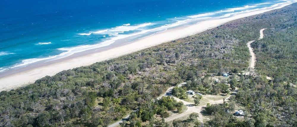 Luftbild von Kylies Beach in Crowdy Bay an der australischen Ostküste aus dem Jahr 2019.