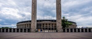 ARCHIV - 27.05.2025, Berlin: Blick auf das Olympiastadion vor der Pressekonferenz zur Vorstellung der Olympia-Bewerbung "Berlin+". Berlin will gemeinsam mit Brandenburg, Mecklenburg-Vorpommern, Sachsen und Schleswig-Holstein Olympische Spiele und Paralympics nach Deutschland holen. Berlins Olympia-Beauftragter Kaweh Niroomand sieht beim Bündnis NOlympia veraltete Kritikpunkte an der Bewerbung der Hauptstadt. (zu dpa: «Olympia-Planer über Gegner-Volksbegehren: Nur alte Argumente») Foto: Michael Kappeler/dpa +++ dpa-Bildfunk +++