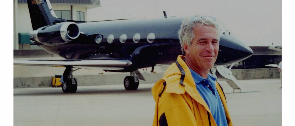 Jeffrey Epstein vor einem seiner Privatflugzeuge im Jahr 2005.