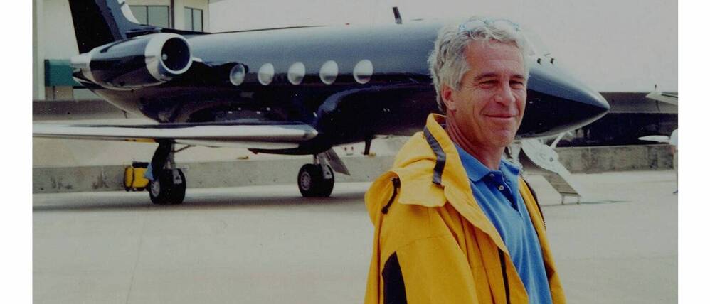 Jeffrey Epstein vor einem seiner Privatflugzeuge im Jahr 2005.