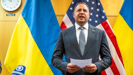 Andrij Jermak, Leiter des Präsidialamts der Ukraine, spricht mit Journalisten im Rahmen der Konsultationen über den Trump-Friedensplan in der US-Vertretung in Genf.