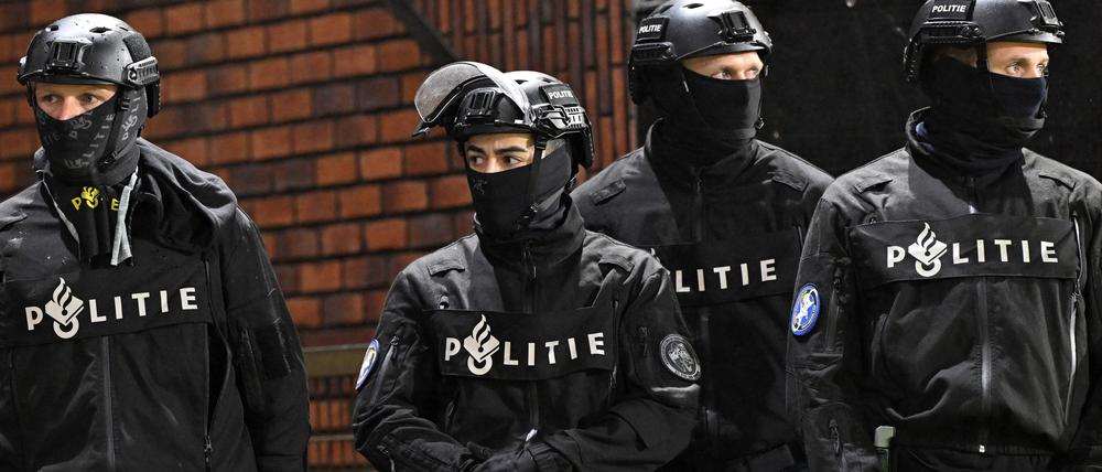 Mit Schlagstöcken bewaffnete Polizisten stehen während der Europa League-Partie des VfB Stuttgart gegen die Go Ahead Eagles im Stadion De Adelaarshorst.