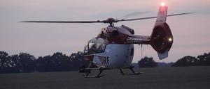 Ein Rettungshubschrauber war in der Nacht am Autobahndreieck Barnim im Einsatz, nachdem sich ein Kleintransporter überschlagen hatte. (Symbolbild)