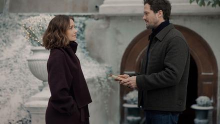 Minka Kelly und Tom Wozniczka spielen im romantischen Weihnachtsfilm „Champagne Problems“.