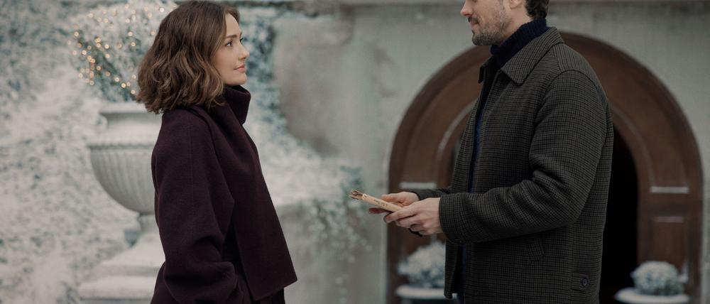 Minka Kelly und Tom Wozniczka spielen im romantischen Weihnachtsfilm „Champagne Problems“.