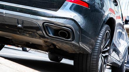 Auspuff eines SUV in Nahaufnahme (Symbolbild).