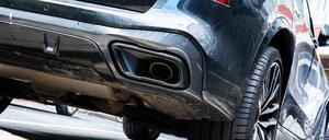 Auspuff eines SUV in Nahaufnahme (Symbolbild).