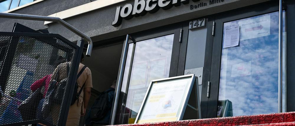 Die Arbeitslosigkeit in Berlin ging im November leicht zurück. (Archivbild)