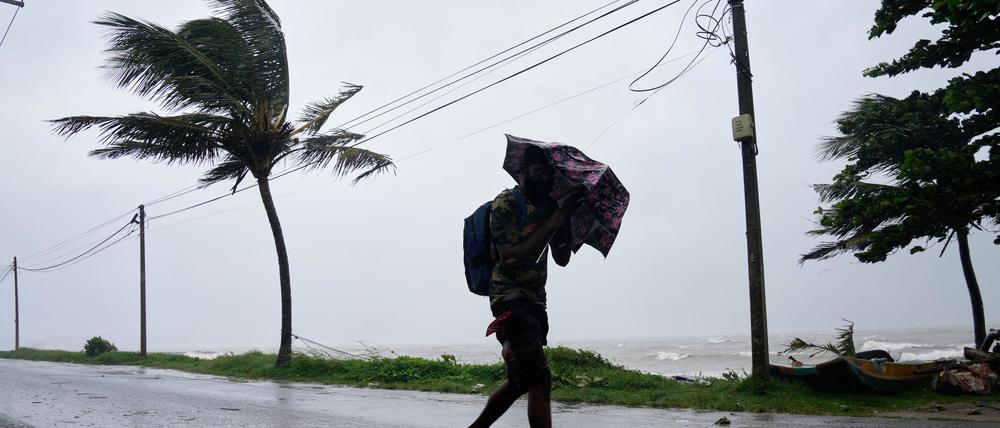 Stürme und heftige Regenfälle haben große Teile der Insel in Südasien erfasst.