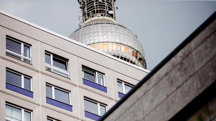 Wohnhäuser stehen nahe dem Alexanderplatz. Auf den Berliner Wohnungsmarkt kommen eventuell größere Veränderungen zu. Die beiden großen Immobilienkonzerne, Vonovia und Deutsche Wohnen, stehen möglicherweise kurz vor einem Zusammenschluss.