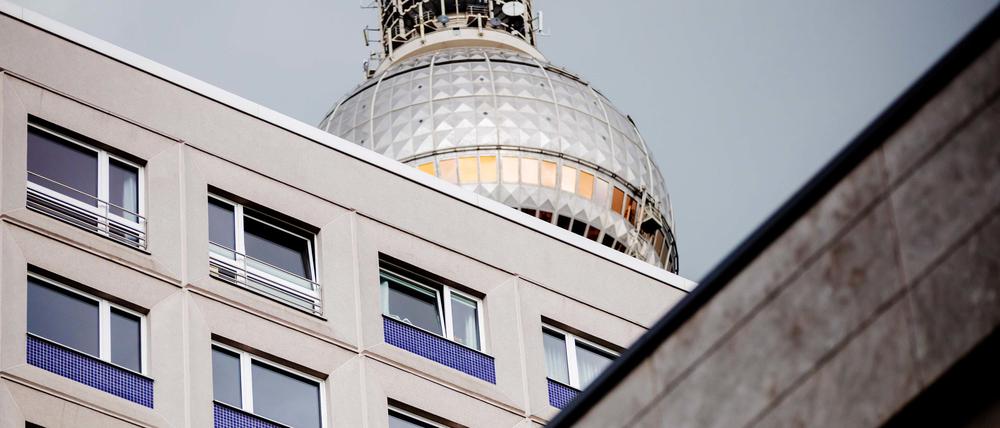 Wohnhäuser stehen nahe dem Alexanderplatz. Auf den Berliner Wohnungsmarkt kommen eventuell größere Veränderungen zu. Die beiden großen Immobilienkonzerne, Vonovia und Deutsche Wohnen, stehen möglicherweise kurz vor einem Zusammenschluss.