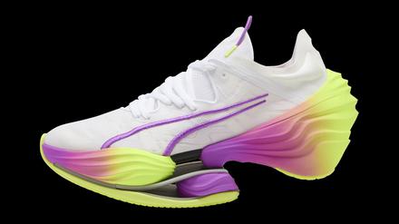 BU: Ist das noch Schuh oder schon Trampolin? Der Rule Breaker von Puma darf aufgrund seiner hohen Sohle nicht bei offiziellen Wettkämpfen getragen werden. © Puma