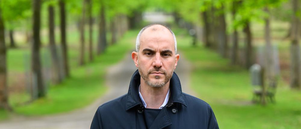 Belit Onay ( Bündnis 90/Die Grünen), Oberbürgermeister Hannover, steht im Tiergarten in Berlin.