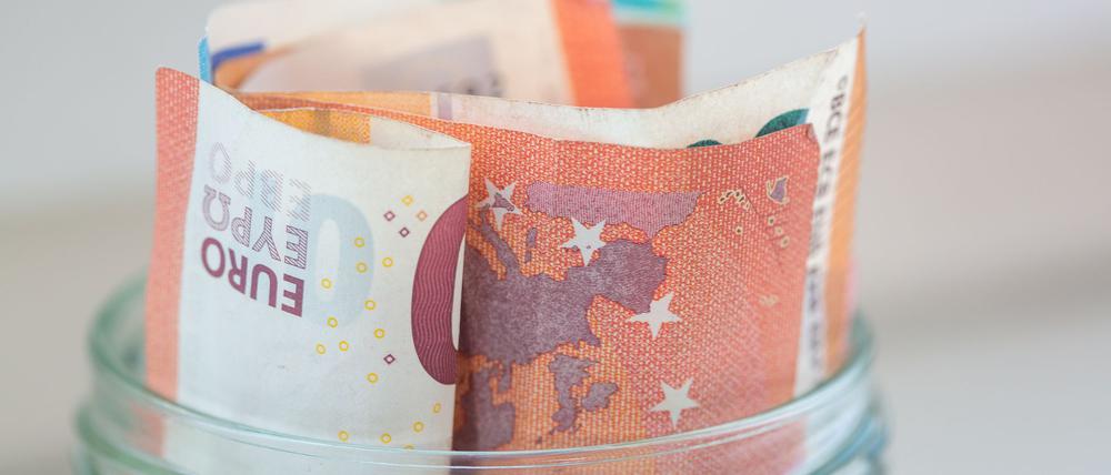 Ein Glas mit Geldscheinen (Symbolfoto).