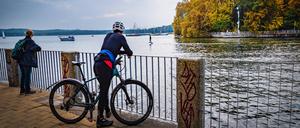 Randlage Berlin: Spaziergänge am Wasser, Kiez-Chatgruppen, geteilte Kräuter aus dem Garten.