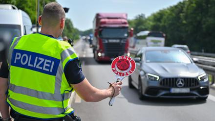 Die Grenzkontrollen zwischen Deutschland und Polen auf der A12 sorgen für Staus. Gegen Ende Jahres soll eine neue Verkehrsführung Entlastung bringen. (Archivbild)