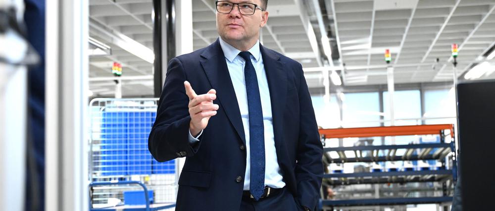 Bundesumweltminister Schneider hat die Verbraucher in Deutschland aufgefordert, beim Kauf von Smartphones auch gebrauchte Geräte in Erwägung zu ziehen.