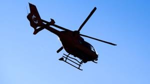 Ein Rettungshubschrauber kreist in der Luft. (Symbolbild)