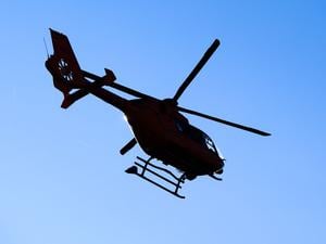 Ein Rettungshubschrauber kreist in der Luft. (Symbolbild)