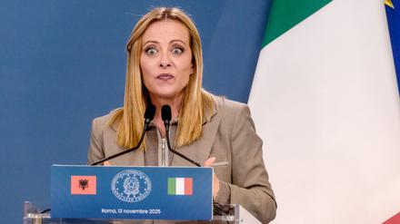 Die italienische Ministerpräsidentin Giorgia Meloni bei einer Pressekonferenz in der Villa Doria Pamphili.