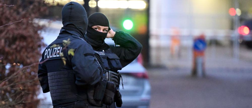 Beamte vor der Haftvorführung des mutmaßlichen Drahtziehers der Anschläge auf die Gasleitung Nord-Stream.