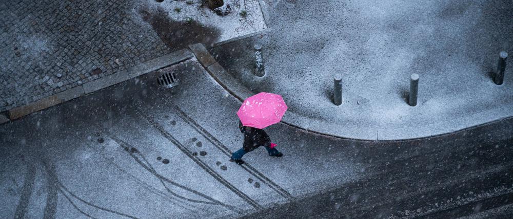 Berliner Winter: viel Grau, wenig Weiß und ein Farbtupfer. 