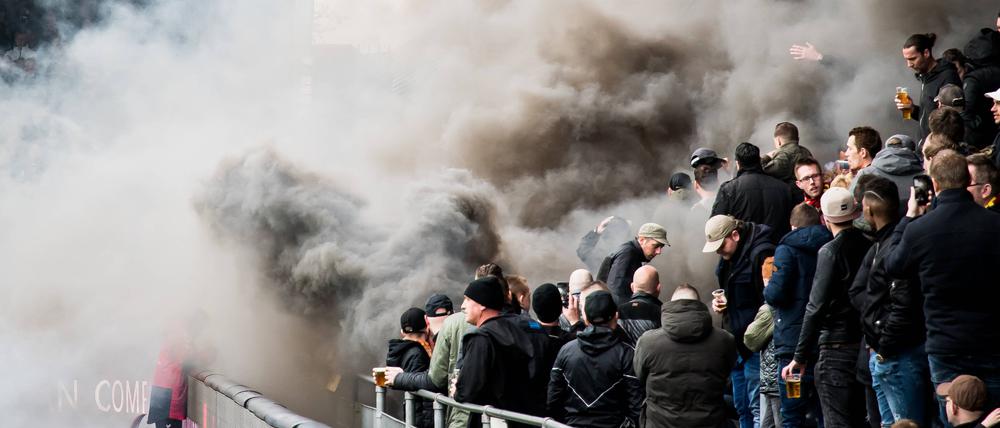Viel Rauch in Deventer: Die Fans von den Go Ahead Eagles hatten wenigstens ihren Spaß.