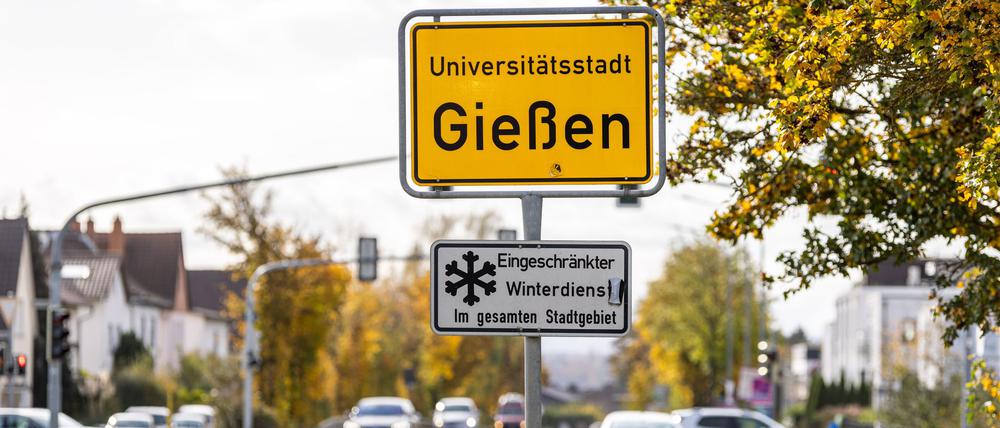 Ortsschild der Universitätsstadt Gießen. 