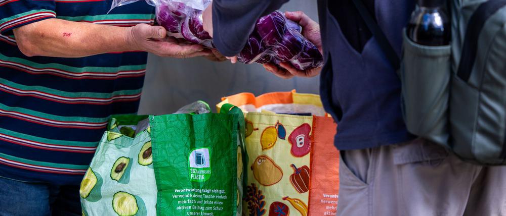 Aktuell suchen nach Angaben der Organisation etwa 1,5 Millionen Menschen regelmäßig die Tafeln auf. (Archivbild)