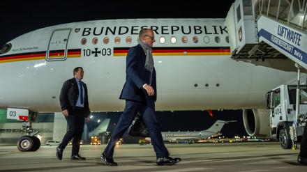 Bundeskanzler Friedrich Merz am 21. November in Köln vor einem Flugzeug der Flugbereitschaft der Luftwaffe.