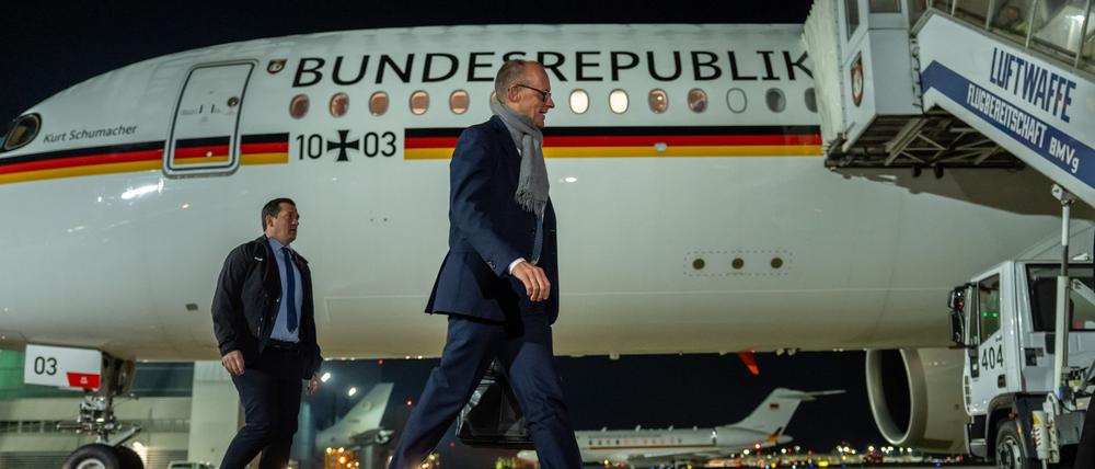 Bundeskanzler Friedrich Merz am 21. November in Köln vor einem Flugzeug der Flugbereitschaft der Luftwaffe.