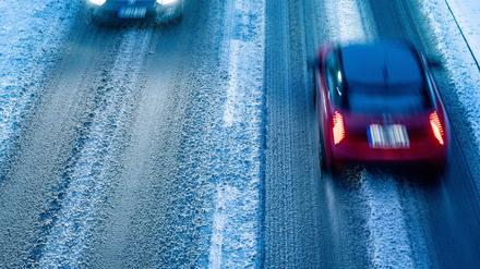 Autofahrer müssen sich zum Wochenende auf glatte Straßen einstellen. (Symbolbild)