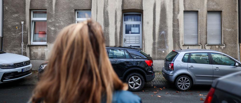 In einem Mehrfamilienhaus in Bochum ist ein zwölfjähriges Mädchen bei einem Polizeieinsatz durch Schüsse aus einer Dienstwaffe lebensgefährlich verletzt worden. 