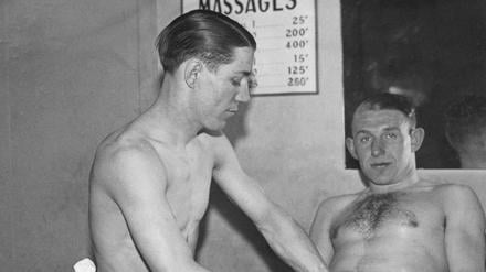 Der Mann mit den schnellen Händen bei der Massage: Erich Seelig (re.)