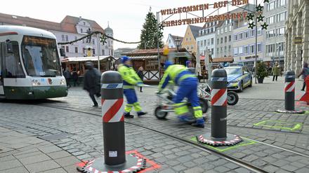 Die Poller sollen Besitzer des Augsburger Christkindlesmarkts schützen.