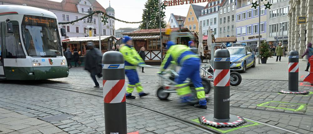 Die Poller sollen Besitzer des Augsburger Christkindlesmarkts schützen.