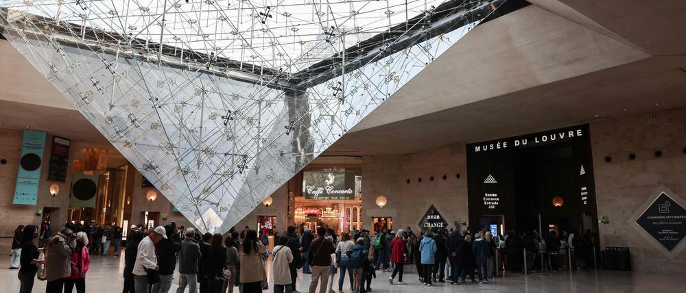 Wartschlange im Eningansbereich des Louvre in Paris.